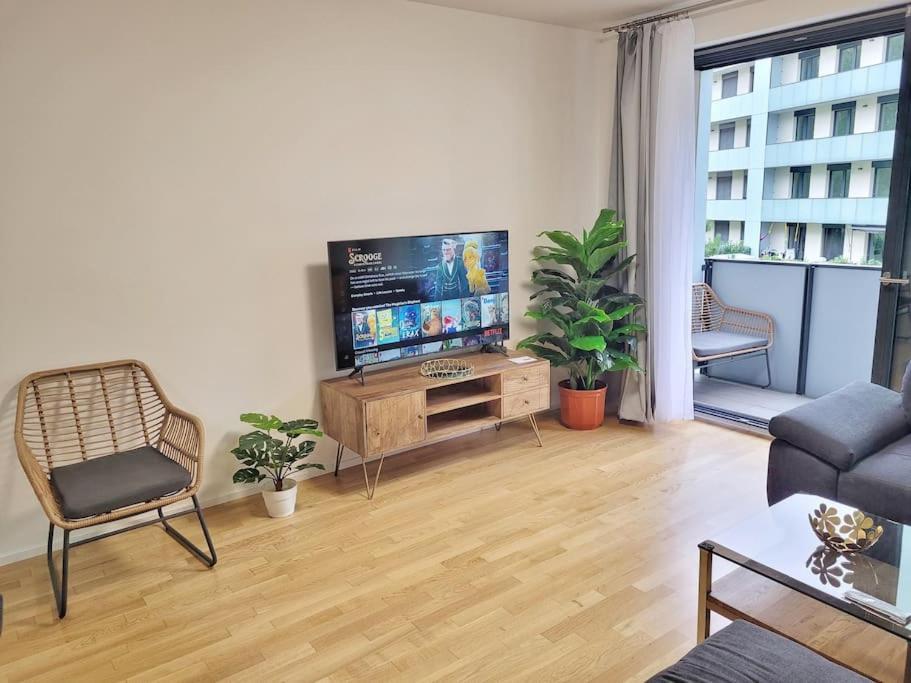 Newly Built Apartment With Balcony, Ac And Free Indoor Garage Praha Exteriér fotografie