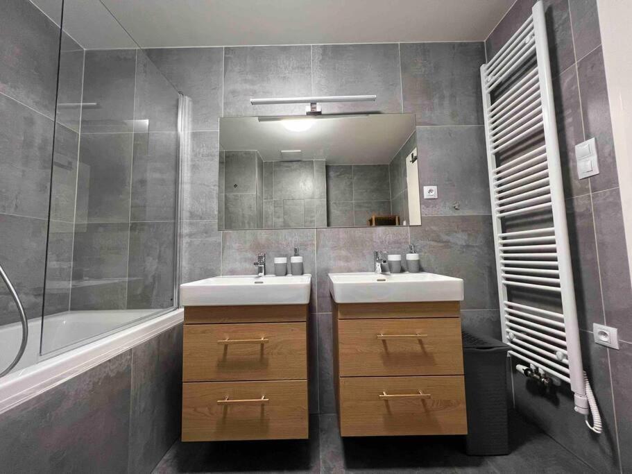 Newly Built Apartment With Balcony, Ac And Free Indoor Garage Praha Exteriér fotografie