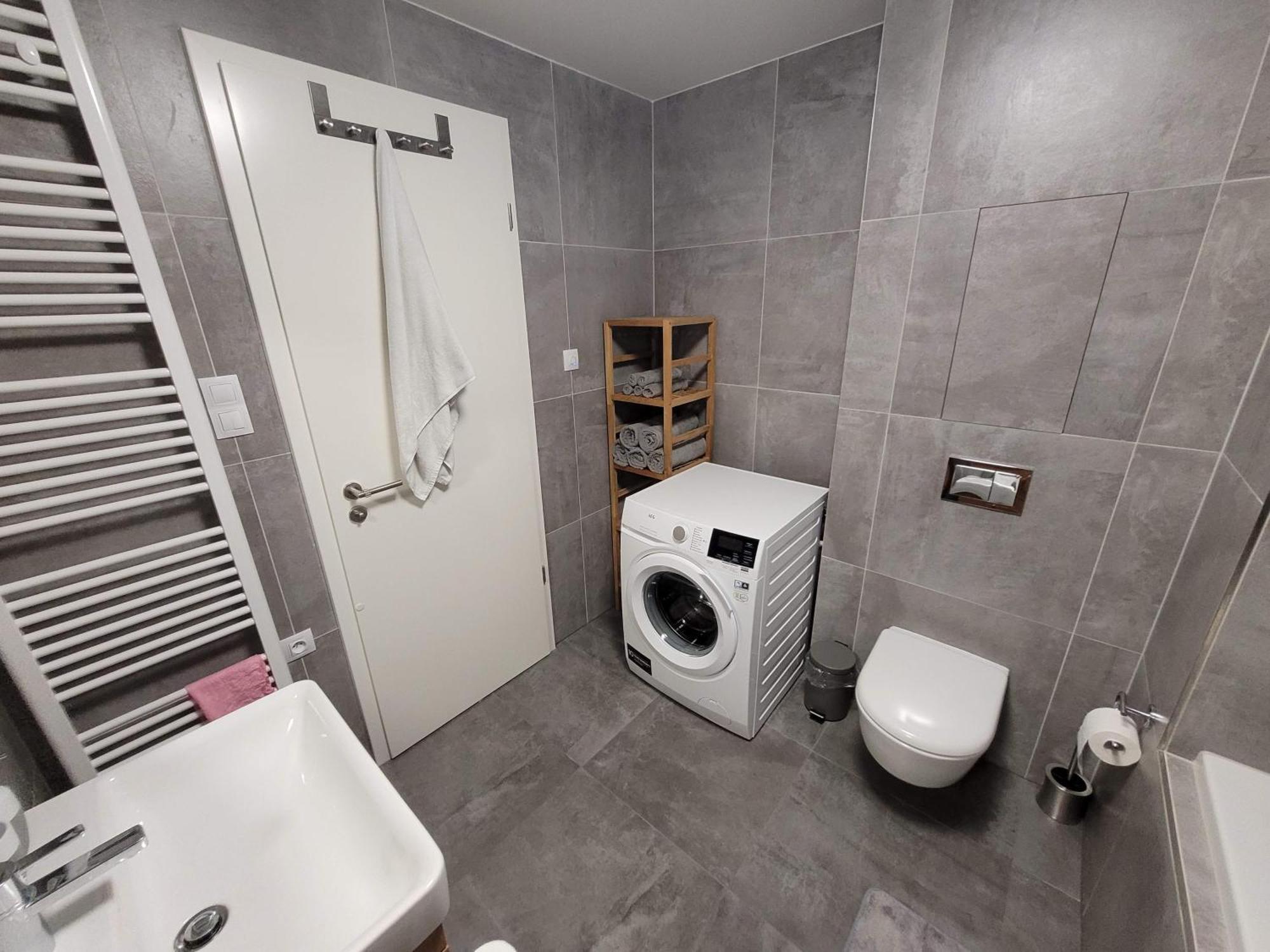 Newly Built Apartment With Balcony, Ac And Free Indoor Garage Praha Exteriér fotografie