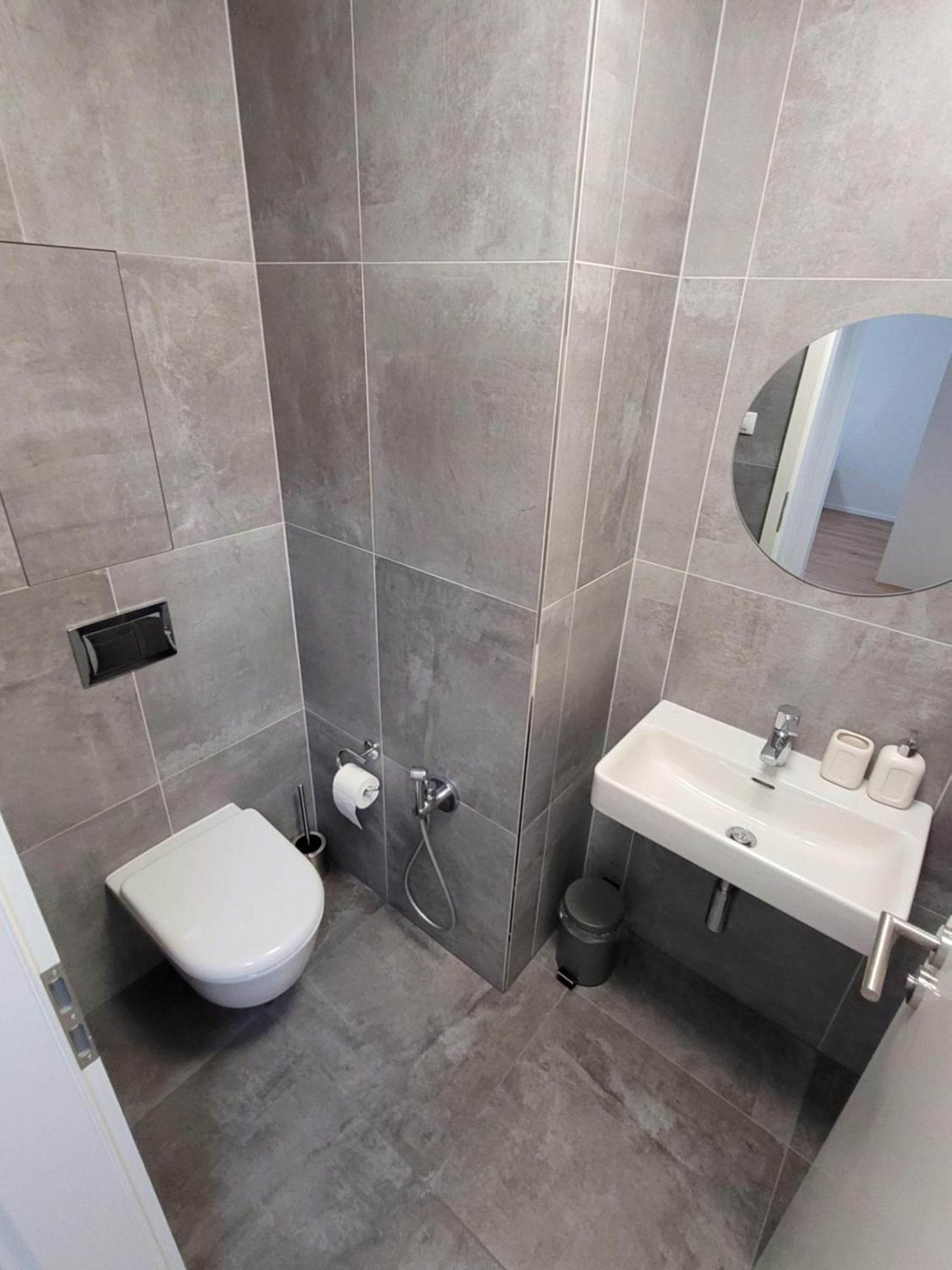Newly Built Apartment With Balcony, Ac And Free Indoor Garage Praha Exteriér fotografie