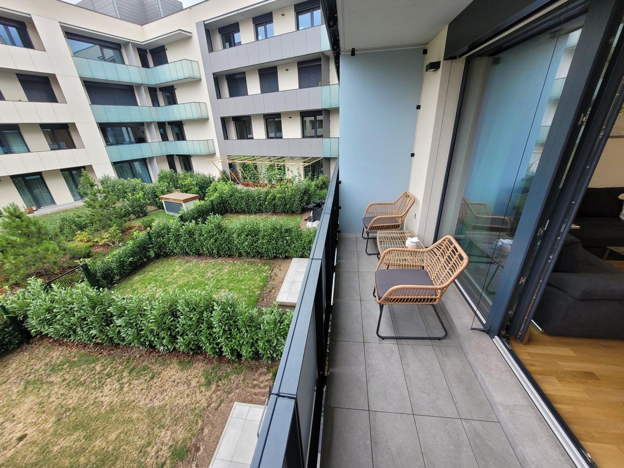 Newly Built Apartment With Balcony, Ac And Free Indoor Garage Praha Exteriér fotografie